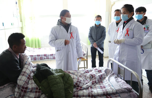 專家在布拖縣人民醫院、特木里中心衛生院查房、會診